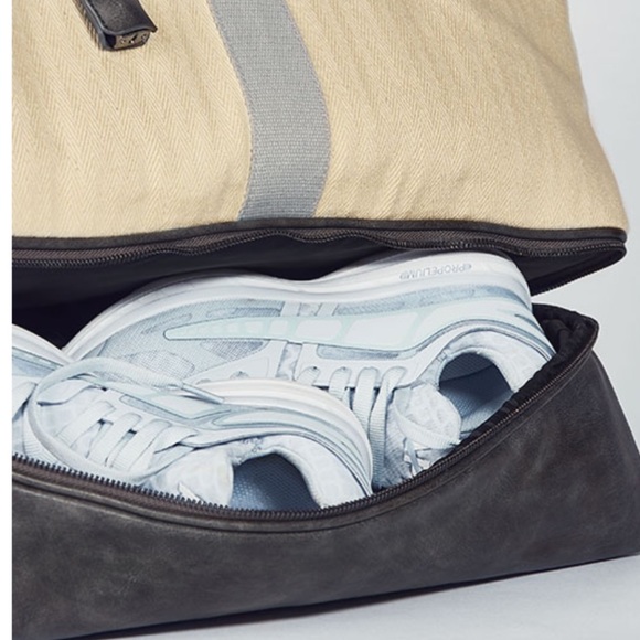 Fabletics The Canal Day Tote Duffle Travel Bag - Picture 4 of 13